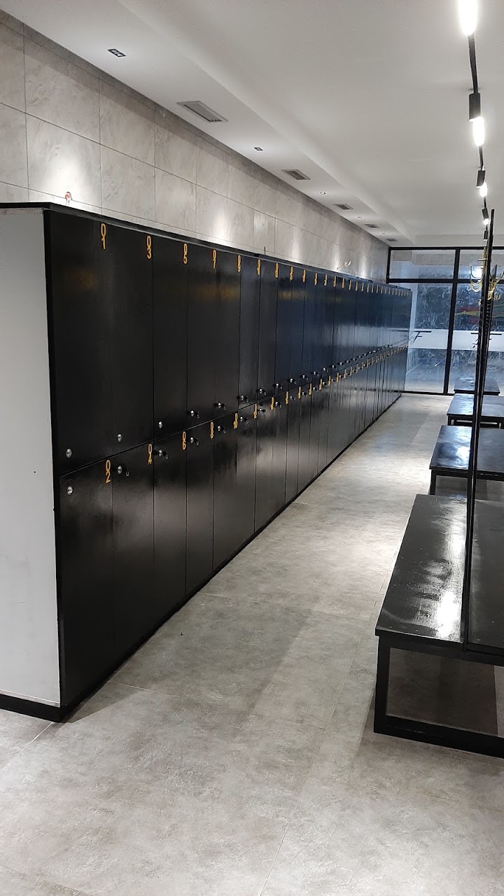 Salle de sport avec piscine — photo 3