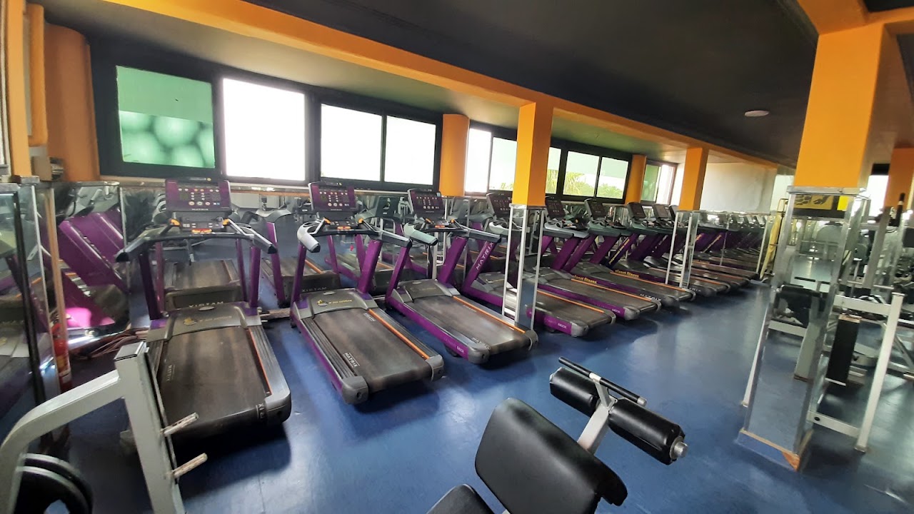 Salle de sport avec piscine