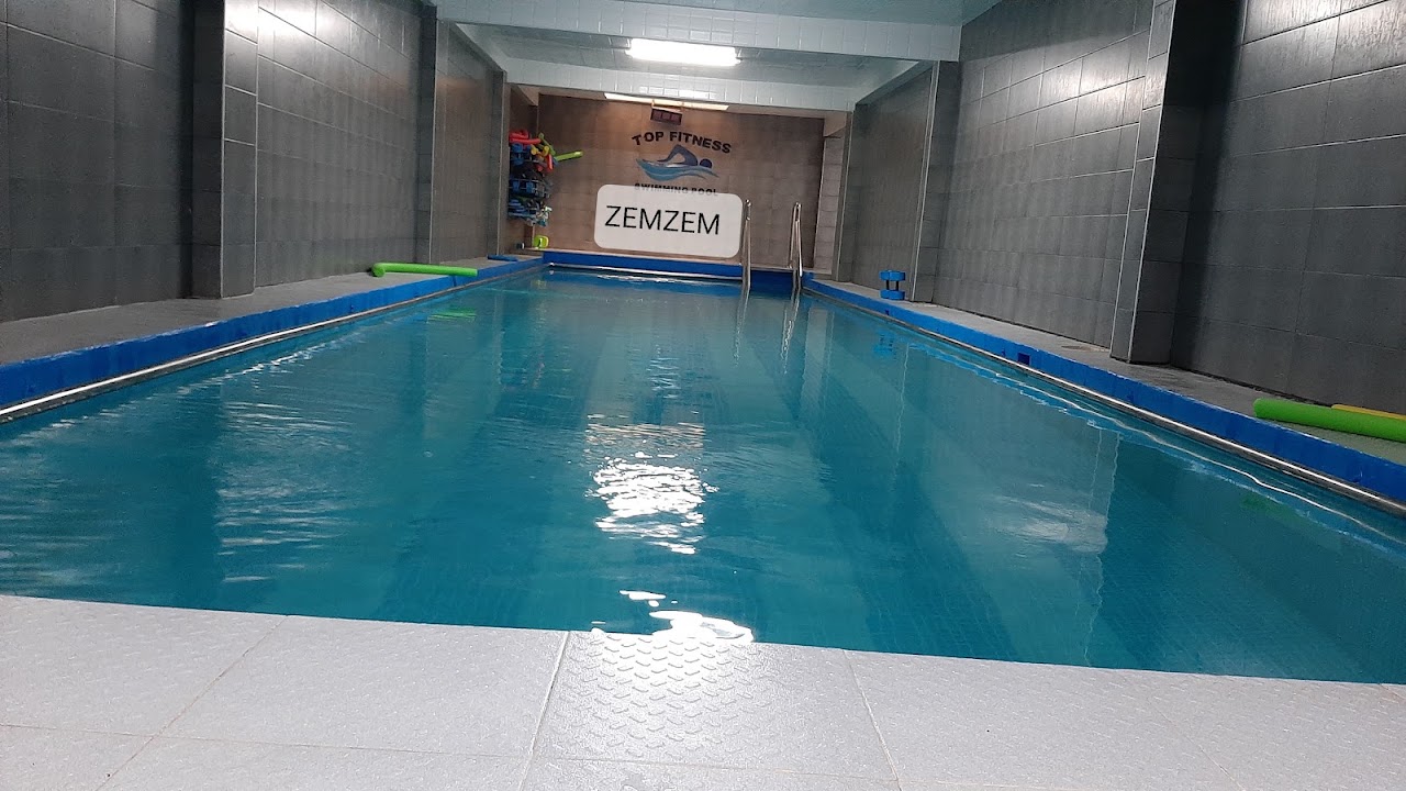 Salle de sport avec piscine — photo 2